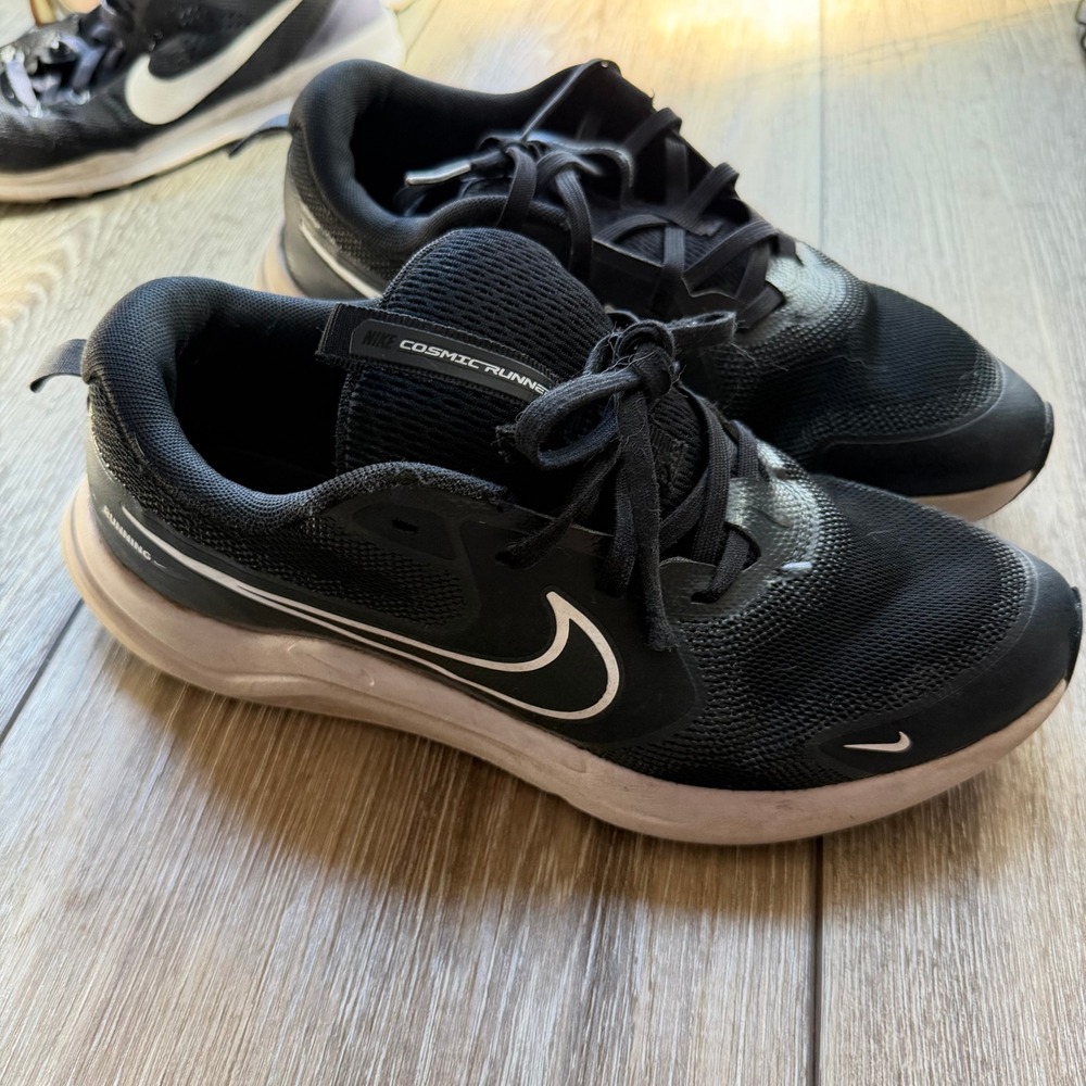 Nike Cosmic Runner GS Big Kids Size 7Y Black White Running Shoes HM4402-003